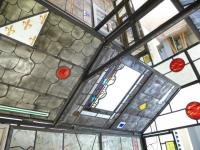 Vitrail de Leo Amery : Maison de détails (plafond)