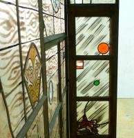 Vitrail de Leo Amery : Maison de détails (détail)